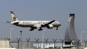 "비행기 타기 겁난다"…유가 폭등에 항공권 줄인상