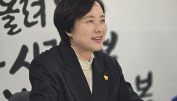 '기본독서' 꺼낸 유은혜 "문해력 붕괴, 심각한 사회문제"