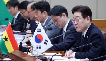 李 지지율 67%…지선 앞두고 ‘여당 힘 실어줘야’ 50%