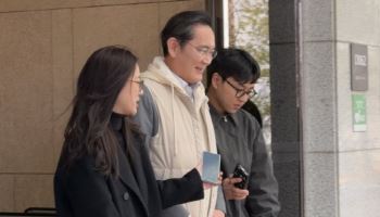 JY, 유럽 출장 후 귀국..배터리·반도체·전장 ‘세일즈’