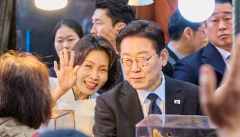 "날아왔어요" 농담에 환호…李대통령, 창원 반송시장 깜짝 방문
