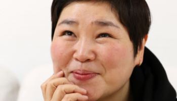 시대를 비추고 싶어서 연출가로 돌아온 배우