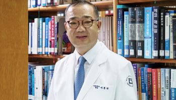  멈추지 않는 맑은 콧물, 감기 아닌 노인성 비염을 의심해야