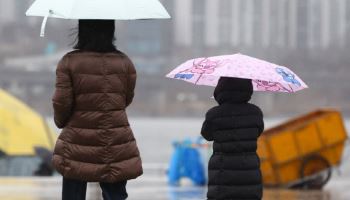 전국 대체로 흐리고 봄비 내려…미세먼지 농도는 여전히 '나쁨'[내일날씨]