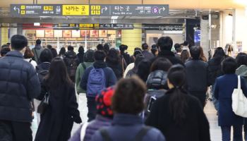 "차키 대신 교통카드"...고유가에 지하철에 몸 싣는 시민들