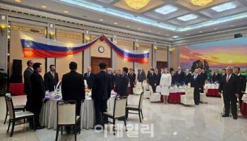 "비정상적 사태" 속 밀착 과시하는 북-러…"동반자 관계 굳건"