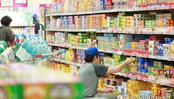 엄마손파이·웨하스 가격 3~5%↓…과자·아이스크림도 결국 내린다