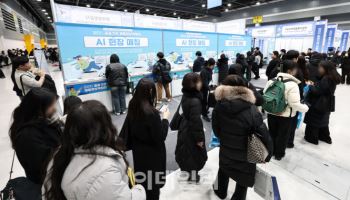 AI 시대의 역설…청년 일자리만 줄었다[전문기자칼럼]
