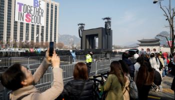 "이날만 3년 9개월 기다렸어요"… 글로벌 아미, 새벽부터 광화문 집결