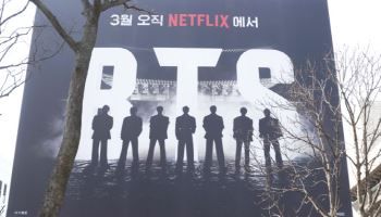“나의 자랑”…방탄 완전체 재회 앞둔 아미, 아리랑에 감동 →스윔 뮤비에 울었다 [BTS in 광화문]