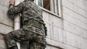 "전자발찌 찼어도 또 채워"...전 여친 집 배관 탄 군인, 결국