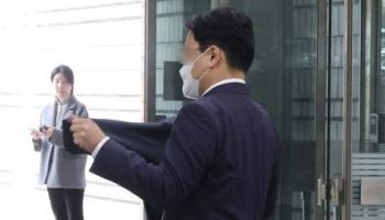 '재판거래 의혹' 현직 부장판사 구속기로…묵묵부답 출석