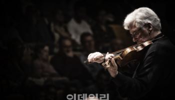 '바이올린 거장' 주커만, '젊은피' KG필과 한 무대