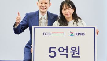 배동현 회장, 김윤지 선수에게 5억 원 특별 포상