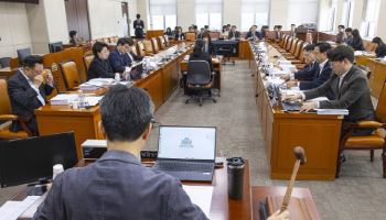 공무원도 노동절에 쉴까…'노동절 공휴일법' 행안위 소위 통과