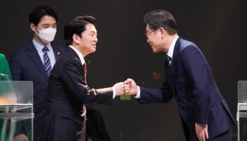 "주식으로 돈 벌면 정직한 사람?"...李 "모기까지 보호?" 비판에 安 반문