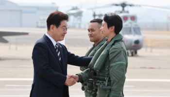 李대통령 “전 과정 체계화 확인”…KAI 생산현장서 격려