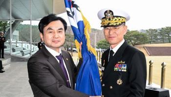 김경률 해군참모총장 취임…"유·무인 복합 전투능력 발전"