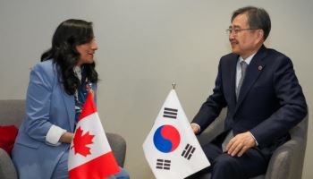 한-캐나다 외교장관 회담…"잠수함 수주 의지 피력"