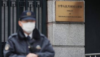 中대사관 침입에 갈등 폭발, 中 “일본 여행 자제” 재차 경고