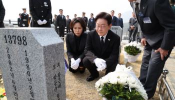 李대통령, 채해병 묘역 참배…“많은 게 제자리 찾아 다행”