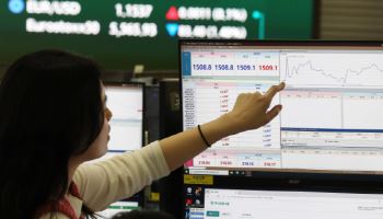 '이란·터보퀀트' 쇼크에도 개미들 사자…코스피, 0.40% 하락