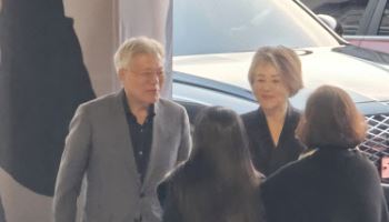 문재인 전 대통령 부부, 올해도 통영 찾아…조성진 공연 관람