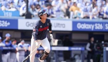 '개막 두 경기 만에 멀티홈런' 손호영 "만족? 아직 멀었다"