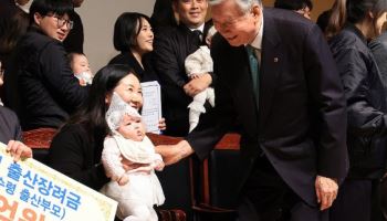 "입사 다음 날 출산"…부영그룹 회장은 1억을 줬을까