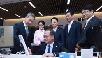 NH證 IMA 첫 상품 출시…이찬우 농협금융 회장 직접 가입