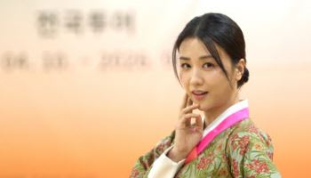 10년 만 돌아온 연극 '홍도'…박하선 "입술 터지고 코피 쏟으며 많이 배워"