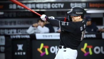 KT, 난타전 끝 웃었다…김현수 결승 싹쓸이로 개막 4연승