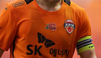 제주SK, 부천전서 제주 4·3 추모 행사... 동백꽃 패치 부착