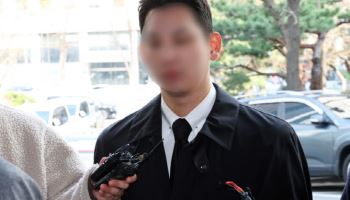 김병기 차남, 경찰 출석…'아빠찬스' 질문에 묵묵부답