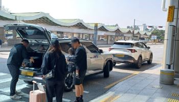김포공항 앞 버스정류장에 늘어선 택시… 시민들 "사고날까 불안"[르포]