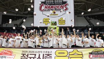 프로농구 LG, 12년 만에 정규리그 정상... 첫 통합 우승 도전