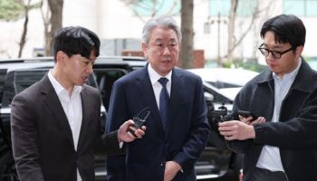 ‘억대 금품수수’ 경찰 출석한 강호동 농협회장…“성실히 조사받겠다”(상보)
