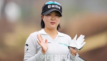 [포토]홍진영이 1번홀에서 티샷하고 있다