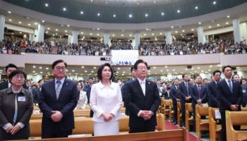 부활절 예배 참석한 李 "연대 정신으로 위기 극복하자"