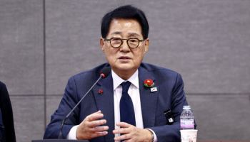 박지원 "李 취임 전 사진 활용 금지, 사무총장 개인의견 정리될 것"