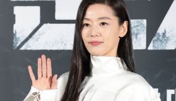 "왕사남 흥행 잇겠다"… 전지현, '군체'로 11년 만에 스크린 출격