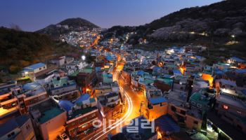 “여기가 그 ‘아미’ 맞아?”…부산 비석마을, 갑자기 외국인 8배 몰렸다