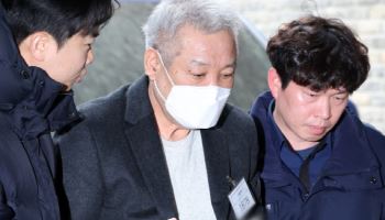 '통일교 청탁' 건진법사 전성배 항소심 첫 공판서 혐의 부인
