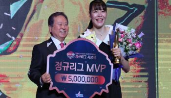 박지수, 통산 5번째 WKBL MVP…이상범 '2위팀 최초' 지도상