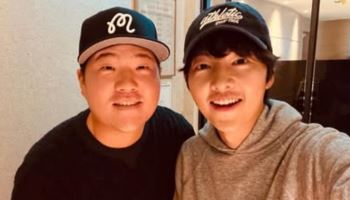 배우 송중기, 임성재 캐디로 깜짝 변신...마스터스 파3 콘테스트 출격