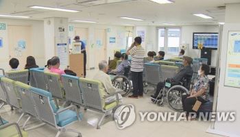 외래진료 이용 4년 만에 감소…그래도 OECD보다 3배 많아