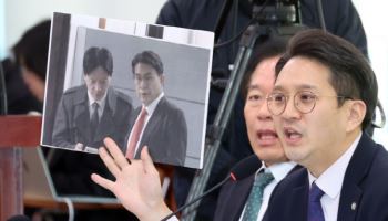 “작전회의냐” 사진까지 등장…박상용 공방에 국조특위 파행