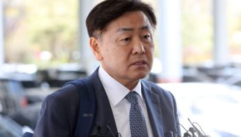 "일회성 해프닝"…'현금 살포 의혹' 김관영, 가처분 심문 출석