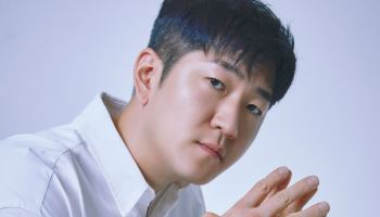 싸이 손 잡은 라이언 전 "슬럼프 딛고 새 출발…K팝 발전에 기여할 것"