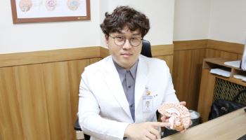놓치기 쉬운 파킨슨병 초기 증상, 과격한 잠버릇과 변비